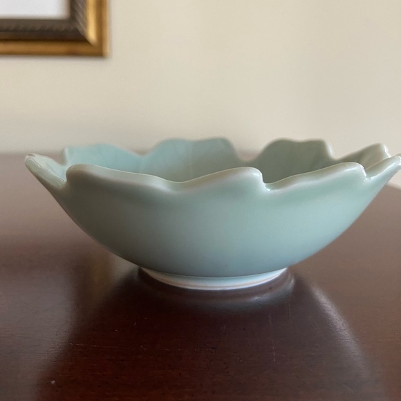 Celadon Glaze Green Leaf-Shaped Japanese Porcelain Sauce or Trinket Dish - Picture 3 of 8